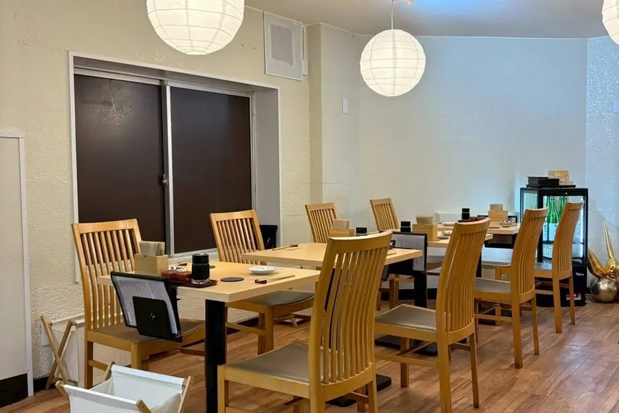 提灯の明かりが灯る店内のテーブル席
