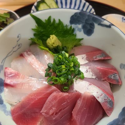 旬の魚介を盛り付けた海鮮ばらちらし丼