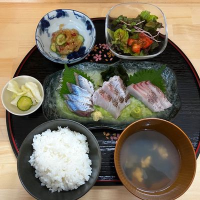 旬の魚介を盛り合わせたお刺身定食