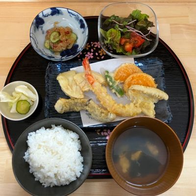 海老と旬の野菜を盛り合わせた天ぷら定食