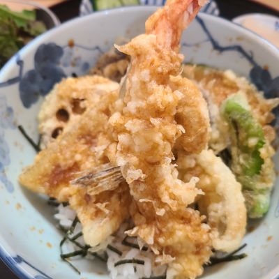 海老と野菜をのせた天ぷら丼