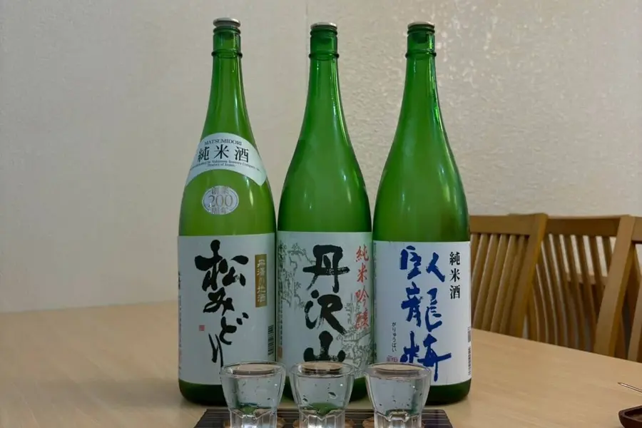神奈川の地酒 松みどり・丹沢山・臥龍梅の一升瓶とおちょこ